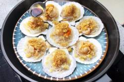 The method of steaming scallops with soy sauce and garlic paste