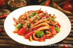 The recipe for frying squid with green and red peppers