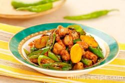 The recipe for stir frying chicken with green peppers