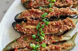 The method of steaming eggplant with sauce aroma