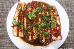 The method of steaming eggplant with garlic paste