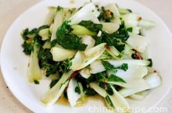 The method of stir frying Chinese cabbage with scallions