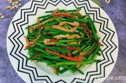 The method of stir frying shredded pork with chives