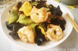 The method of stir frying eggs with cucumber, shrimp, fungus