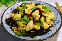 The recipe for stir frying eggs with green peppers and fungus