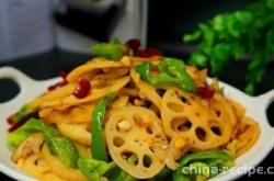 The method of stir frying lotus root with chili pepper