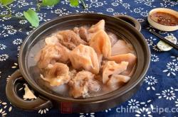 The recipe for lotus root fan bone soup