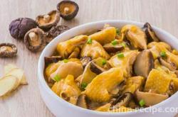 The method of steaming chicken with shiitake mushrooms