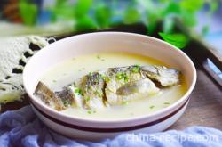 The method of making clear stewed crucian carp soup