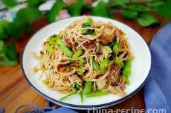 The method of stir frying enoki mushrooms with celery