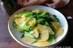 The method of stir frying potato slices with rapeseed