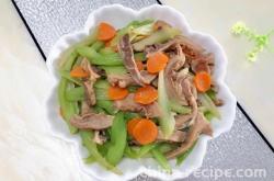 The recipe for stir frying pork belly with celery