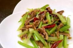 The method of stir frying duck maw with celery