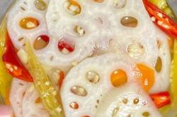 The method of making pickled chili and lotus root chunks