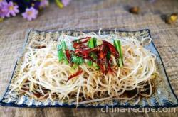 The method of soaking mung bean sprouts in oil