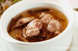 The recipe for tea tree mushroom pork rib soup