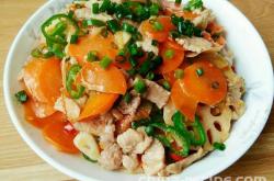 The method of stir frying meat with carrot and lotus root slices