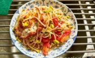 The method of stir frying cabbage with tomato bean sprouts