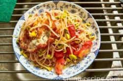 The method of stir frying cabbage with tomato bean sprouts