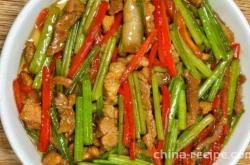 The method of stir frying shredded pork with celery and red pepper