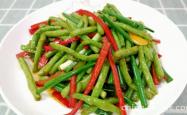 The method of stir frying cowpeas with vegetarian ingredients