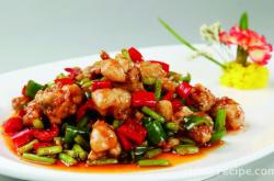 The method of stir frying field chicken with scallions and spiciness