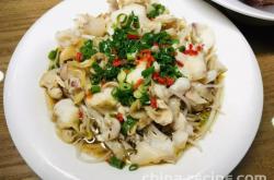 The method of stir frying fish meat slices with jiaobai