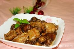 The method of braising pork ribs with mushrooms