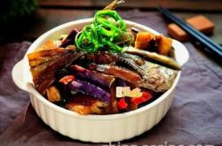 The method of braising salted fish with eggplant