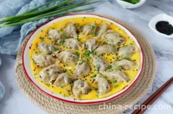 The recipe for holding eggs and frying dumplings