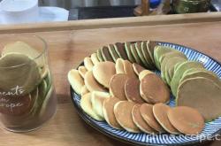 The method of making two-color shaped pancakes