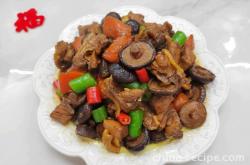 The method of stir frying chicken shreds with onions and mushrooms