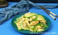 The method of stir frying eggs with zucchini