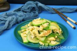 The method of stir frying eggs with zucchini