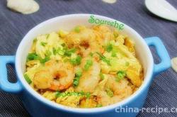 The method of stir frying eggs with garlic sprouts and shrimp