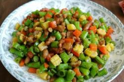 The method of stir frying diced pork with green beans and carrots