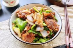 The method of stir frying green peppers and onions with preserved meat