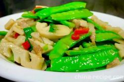 The method of stir frying lotus root slices with Dutch beans