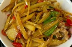 The method of stir frying shredded potatoes with chili peppers