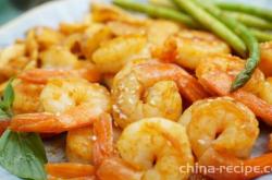 The method of stir frying shrimp in Thai style