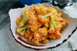 The method of stir frying eggs with organic cauliflower