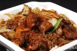 The method of cooking pork ribs with vermicelli