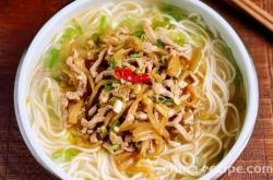 How to cover the noodles with Shredded pork and hot pickled mustard greens