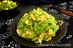 The method of stir frying bitter gourd with eggs