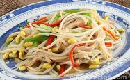 The method of stir frying green bean sprouts with beef tripe