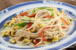 The method of stir frying green bean sprouts with beef tripe