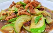 The method of stir frying zucchini with home cooked meat