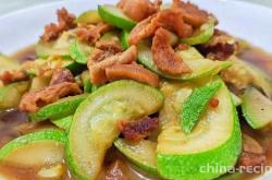 The method of stir frying zucchini with home cooked meat