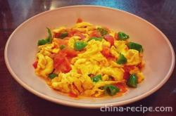 The recipe for stir frying eggs with tomatoes and chili peppers