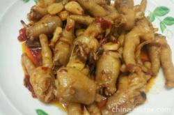 The recipe for making chicken feet with Douban sauce